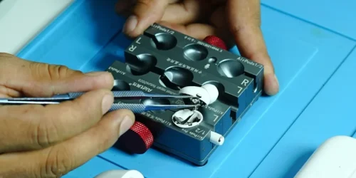 airpods-repair-dubai-876×1024 airpods-repair-dubai-876x1024